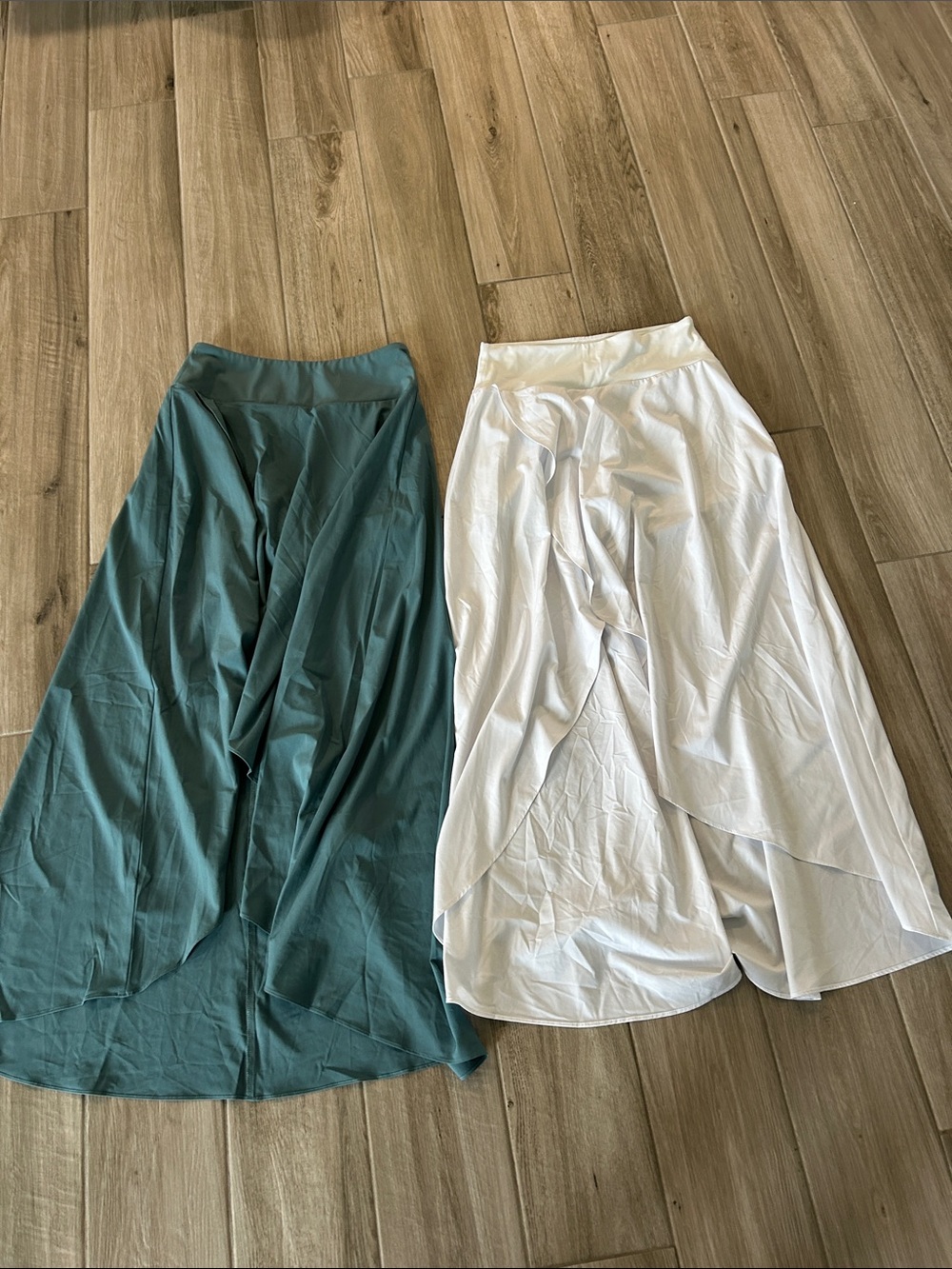 HALARA High-Low Draped Maxi Skirt - Teal & White